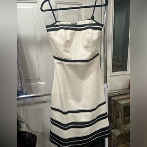 This is a beautiful Ann Taylor, size 4, strapless dress.